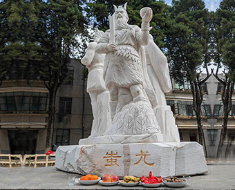云南石雕黃帝、炎帝、蚩尤雕塑安裝效果展示