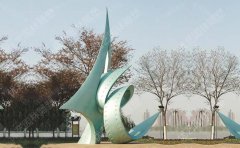 建筑小區(qū)應(yīng)當怎樣選擇不銹鋼雕塑？