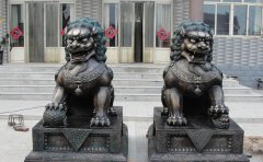 銅獅子雕塑應(yīng)該怎樣擺放？