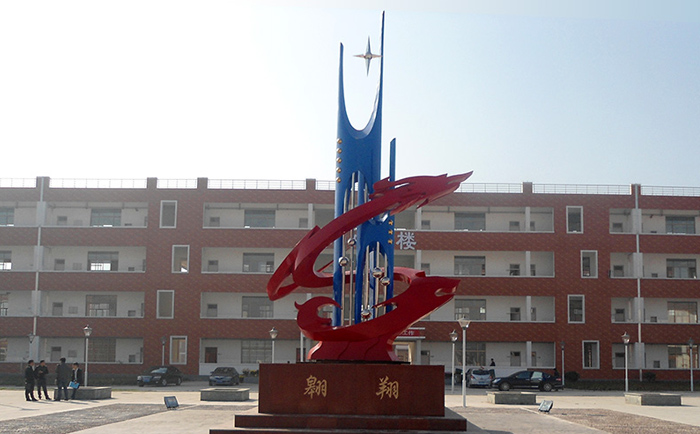 不銹鋼雕塑制作完成之后，需要對(duì)表面進(jìn)行打磨噴漆，這樣才可以獲得想要的表面效果，不銹鋼雕塑打磨噴漆有一些注意事項(xiàng)，下面給大家介紹一下。